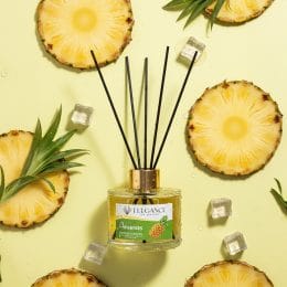 Elegance VIP Ananas oda kokusu, tropik doğanın ferahlığını ve ananas bahçelerinin enerjisini evinize taşır. Zarif tasarımıyla dekoratif bir dokunuş sunarken, kalıcı ve canlandırıcı kokusuyla bulunduğunuz ortama tazelik katar. Yaz esintisini her an hissetmek isteyenler için mükemmel bir seçimdir.